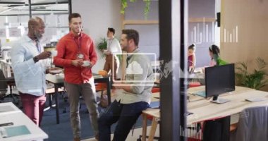 Çeşitli iş arkadaşlarının çay molasında konuştuğu ikonlar, grafikler, harita ve bilgisayar dillerinin animasyonu. Dijital bileşik, çoklu pozlama, rapor, iş dünyası, küresel, kodlama ve teknoloji kavramı.