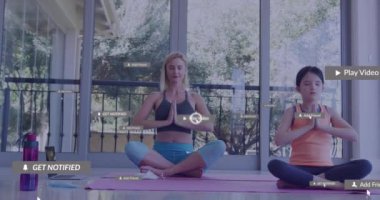 Medya simgelerinin evde egzersiz yapan kızı olan beyaz bir kadın üzerinde toplanması. Sosyal medya, spor ve dijital arayüz kavramı dijital olarak oluşturulmuş video.