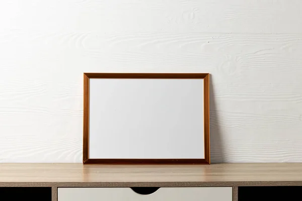 Kahverengi Boş Çerçeve Beyaz Duvara Karşı Fotokopi Alanı Çerçeve Şablonu — Stok fotoğraf