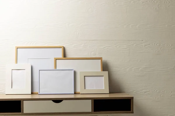 Kleurrijke Lege Frames Met Kopieerruimte Tafel Tegen Witte Wand Mock — Stockfoto