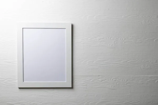 白い壁にコピースペースの白い空のフレーム フレームテンプレート インテリアデザインと装飾をモックアップ — ストック写真