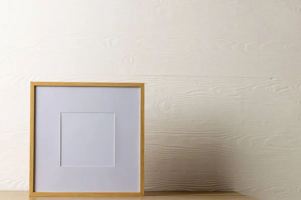 Ahşap Boş Çerçeve Beyaz Duvara Karşı Fotokopi Alanı Çerçeve Şablonu — Stok fotoğraf