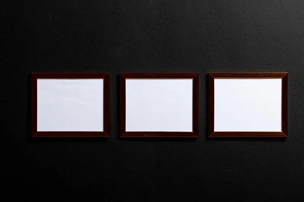 黑色墙壁上有复制空间的棕色空框架 模型框架模板 室内设计和装饰 — 图库照片