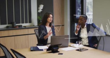 Ofisteki dizüstü bilgisayar kullanan çeşitli iş adamlarının finansal veri işleme animasyonları. Küresel iş, finans, iletişim ve dijital arayüz kavramı dijital olarak oluşturulmuş video.