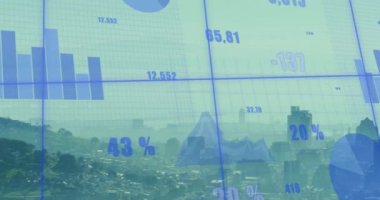 İstatistiksel veri işleme şebekesi üzerinden şehir manzarasının hava görüntüsüne karşı animasyon. Küresel ağ ve iş teknolojisi kavramı