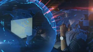 VR kulaklık kullanan beyaz iş adamının üzerinde dünya haritası ve yerküresi animasyonu. Küresel iş, teknoloji ve dijital arayüz kavramı dijital olarak oluşturulmuş video.