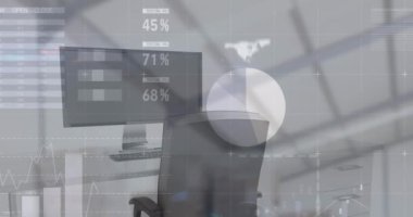 Ofis masasında bilgisayarla finansal veri işleme animasyonu. Küresel iş, finans, iletişim ve dijital arayüz kavramı dijital olarak oluşturulmuş video.