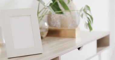 Beyaz çerçeveli, beyaz arkaplanda fotokopi alanı ve masa başında da duvar var. Çerçeve, ev dekorasyonu ve iç tasarım konsepti.