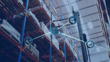 Depoda çalışan forklift ile dijital simge ağının animasyonu. Küresel ağ ve lojistik iş teknolojisi kavramı