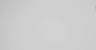 Beyaz arka planda kırmızı çanta tutan beyaz bir kadının eli. Kopya alanı, ağır çekim. Moda, tasarım ve kumaş.