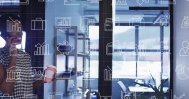 Afro-Amerikan iş kadınının ofisteki akıllı telefondan konuşması üzerine döviz sembollerinin animasyonu. Küresel ekonomi ve iş ağı teknolojisi kavramı