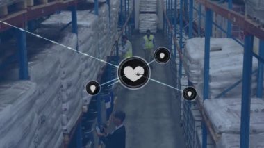 Depoda yürüyen Asyalı erkek işçilerin genel bakış açısına karşı simge ağı animasyonu. Küresel ağ ve lojistik iş teknolojisi kavramı