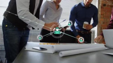 Ofisteki çeşitli iş adamlarıyla ağ bağlantılarının animasyonu. Küresel ağlar, işletmeler, finansmanlar, hesaplama ve veri işleme kavramı dijital olarak oluşturuldu.