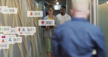 Afro-Amerikan erkek ve kadının ofiste dizüstü bilgisayarla tartışırken sosyal medya simgelerinin canlandırılması. Küresel ekonomi ve iş teknolojisi kavramı