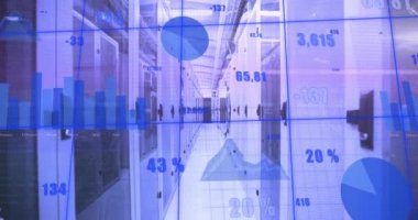 Sunucu odasında finansal veri işleme animasyonu. Küresel iş, finans, teknoloji ve dijital arayüz kavramı dijital olarak oluşturulmuş video.