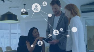 Ofisteki tablet kullanan farklı iş adamlarının ikonlarıyla bağlantı ağının animasyonu. Küresel iş, bağlantılar ve dijital arayüz kavramı dijital olarak oluşturulmuş video.