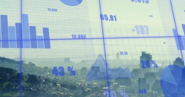 Şehir manzarası üzerinde finansal veri işleme animasyonu. küresel iş, finans ve dijital arayüz kavramı dijital olarak oluşturulmuş video.