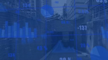 Arka plandaki modern binalara karşı birden fazla grafik ve değişen numaraların animasyonu. Dijital bileşik, çoklu pozlama, rapor, iş, büyüme ve mimari kavram.