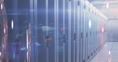 Sunucu odasındaki veri işleme ve dijital şehrin animasyonu. Küresel teknoloji, bilgisayar ve dijital arayüz kavramı dijital olarak oluşturulmuş video.