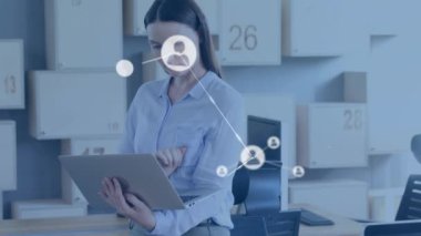 Ofiste dizüstü bilgisayar kullanan Kafkas iş kadını üzerindeki simgelerle bağlantı ağının animasyonu. Küresel iş, bağlantılar ve dijital arayüz kavramı dijital olarak oluşturulmuş video.