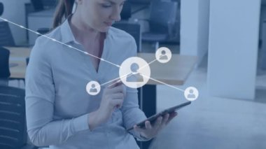 Ofiste dijital tablet kullanan gülen beyaz kadın üzerine bağlantılı ikonların canlandırılması. Dijital bileşik, çoklu pozlama, iletişim, iş dünyası, soyut ve teknoloji kavramı.