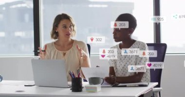 Ofisteki bir belge üzerinde tartışan iki farklı kadına karşı sosyal medya simgelerinin canlandırılması. Sosyal medya ağı ve iş teknolojisi kavramı