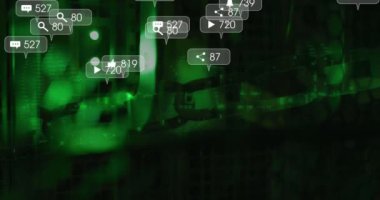 Siyah arkaplanda veri işleme üzerinde numaralar olan sosyal medya simgelerinin animasyonu. Sosyal medya, iletişim ve dijital arayüz kavramı dijital olarak oluşturulmuş video.