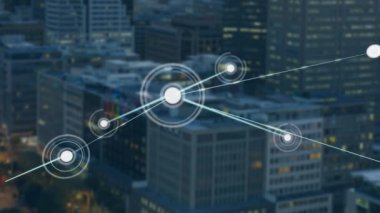 Şehir manzarası üzerindeki bağlantı ağlarının animasyonu. Dijital olarak oluşturulmuş küresel bağlantılar, iş, finans, bilgisayar ve veri işleme kavramı.