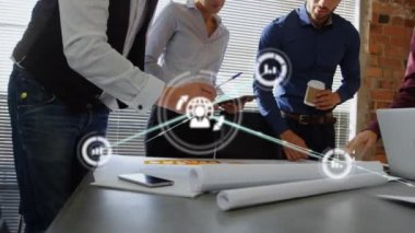 Ofiste konuşan farklı iş adamlarının ikonlarıyla bağlantı ağının animasyonu. Küresel iş ve dijital arayüz kavramı dijital olarak oluşturulmuş video.