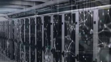 Bilgisayar sunucuları üzerinden bağlantı ve veri işleme ağının animasyonu. Küresel ağlar, bulut hesaplama ve veri işleme kavramı dijital olarak oluşturulmuş video.