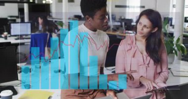 Ofiste tartışan iki farklı kadının istatistiksel veri işleme animasyonu. Bilgisayar arayüzü ve iş veri teknolojisi kavramı