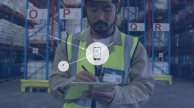 Depoda panoya yazı yazan Asyalı erkek işçilere karşı dijital simge ağı animasyonu. Küresel ağ ve lojistik iş teknolojisi kavramı