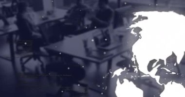 Ofisteki çeşitli iş adamları üzerinde küresel ve veri işleme animasyonu. Küresel iş, iletişim, finans ve dijital arayüz kavramı dijital olarak oluşturulmuş video.