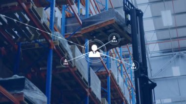 Depoda çalışan forklift 'e karşı profil simgeleri ağının animasyonu. Küresel ağ ve lojistik iş teknolojisi kavramı