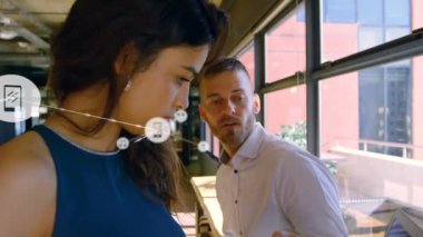 Ofisteki çeşitli iş adamlarıyla ağ bağlantılarının animasyonu. Küresel ağlar, işletmeler, finansmanlar, hesaplama ve veri işleme kavramı dijital olarak oluşturuldu.