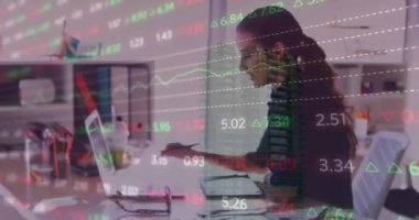Ofiste dizüstü bilgisayar kullanan Kafkas iş kadınının finansal veri işleme animasyonu. Küresel iş, finans, iletişim ve dijital arayüz kavramı dijital olarak oluşturulmuş video.