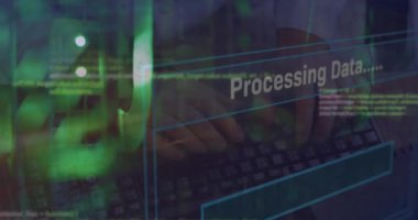 Metinlerin animasyonu, bar, bilgisayar dili, klavyede yazan beyaz adamın kırpılmış elleri. Dijital bileşik, çoklu pozlama, ilerleme, kodlama, makine öğrenme ve teknoloji kavramı.