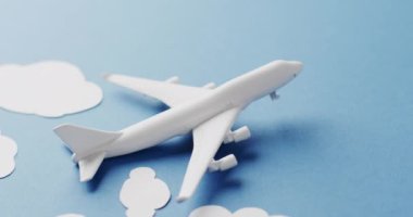 Beyaz bulutlu beyaz uçak modelini kapatın ve mavi arkaplandaki boşluğu kopyalayın. Hava yolculuğu, ulaşım ve tatil konsepti.