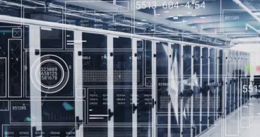 Sunucu odasında veri işleme animasyonu. küresel teknoloji, bilgisayar ve dijital arayüz kavramı dijital olarak oluşturulmuş video.