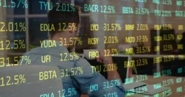 Ofisteki dizüstü bilgisayarla Kafkas iş adamının finansal veri işleme animasyonu. Küresel iş, finans, iletişim ve dijital arayüz kavramı dijital olarak oluşturulmuş video.