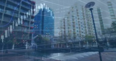 Şehir manzarası üzerinde finansal veri işleme animasyonu. küresel iş, finans ve dijital arayüz kavramı dijital olarak oluşturulmuş video.
