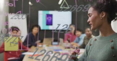 Ofisteki cam tahtaya yazan melez kadınlara karşı numara değiştirme animasyonu. Bilgisayar arayüzü ve iş teknolojisi kavramı