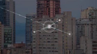 Şehir manzarası üzerindeki bağlantı ağının animasyonu. Küresel ağlar, işletmeler, finansmanlar, hesaplama ve veri işleme kavramı dijital olarak oluşturuldu.