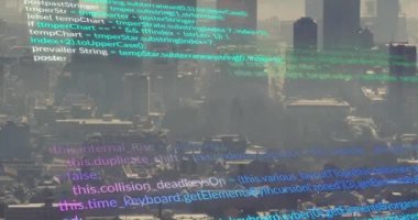 Modern şehir manzarasının havadan görünüşü üzerinden çok renkli bilgisayar dilinin animasyonu. Dijital bileşik, çoklu pozlama, kodlama, gökdelenler, binalar, mimari, kodlama ve teknoloji konsepti.