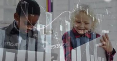 Ofisteki bilgisayarları kullanarak çeşitli çocukların finansal veri işleme animasyonları. Küresel iş, iletişim, finans ve dijital arayüz kavramı dijital olarak oluşturulmuş video.