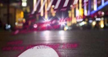 Gece trafiğine karşı dönen dünya üzerinde istatistiksel veri işleme animasyonu. İş veri teknolojisi kavramı