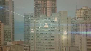 Profil simgelerinin ve mavi ışık yollarının animasyonu yüksek binaların havadan görüntüsüne karşı. Küresel ağ ve iş teknolojisi kavramı