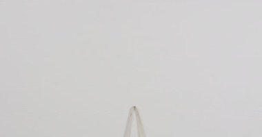 Beyaz arka plandaki beyaz çantayı kapat, boşluğu kopyala, yavaş çekim. Moda, tasarım ve kumaş.