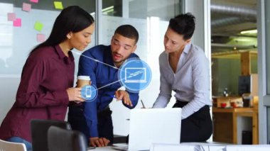 Ofisteki bir dizüstü bilgisayar üzerinde tartışan çeşitli meslektaşlar üzerine dijital simge ağının animasyonu. Küresel ağ ve iş teknolojisi kavramı