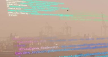 Modern binaların havadan görüntüsü üzerinden çok renkli bilgisayar dilinin animasyonu. Dijital bileşik, çoklu pozlama, kodlama, gökdelenler, binalar, mimari, kodlama ve teknoloji konsepti.